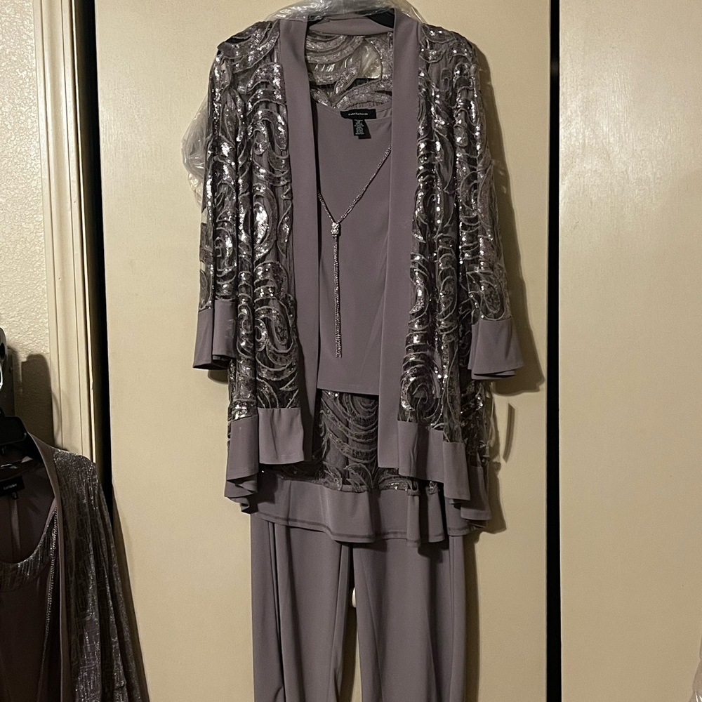 Beautiful 3 piece pant suit, never used.